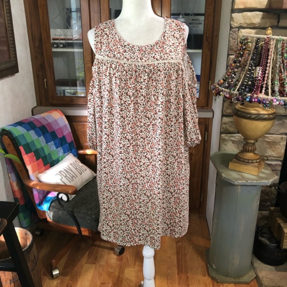 ROBERT LOUIS SIZE 2X WHITE COLD SHOULDER DRESS. BALLON SLEEVE BUTTON KEYHOLE EUC